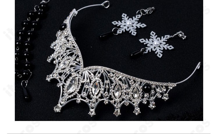 王冠・耳飾り・ネックレスなどアクセサリーのディテールカット