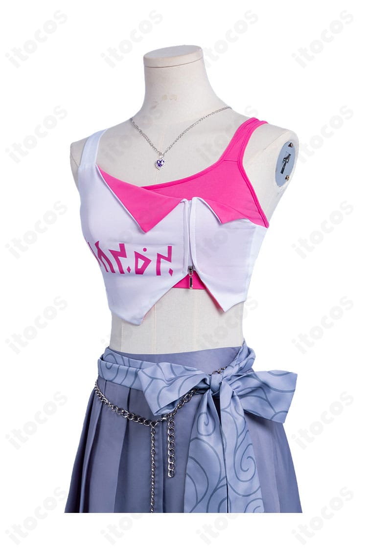 コスチューム全体の装飾バランスと配色を示すディテールカット