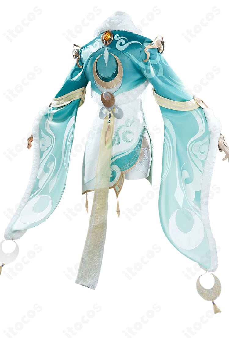 申鶴コスチューム背面。ファー付きコートの後ろ姿と背面飾り、髪飾りのレイアウトが見えるカット