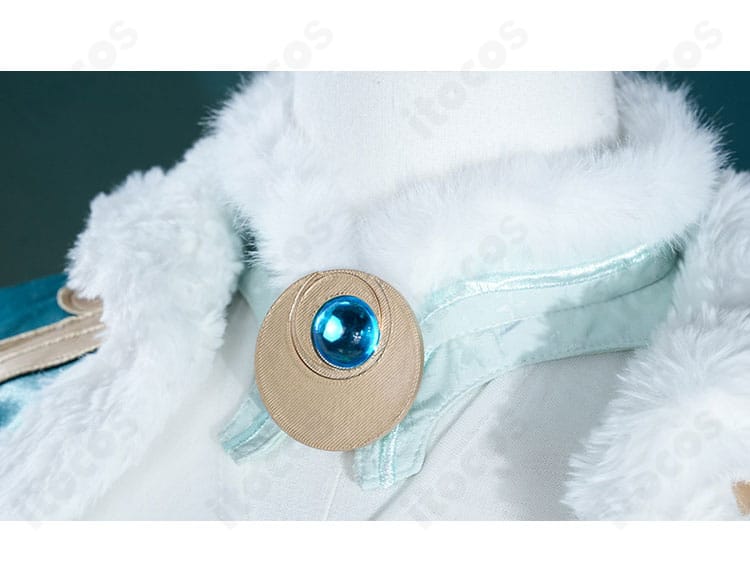 申鶴衣装の襟元ディテール。ファー縁取りと胸元タッセル、ジャガード生地の織り柄が分かるアップ