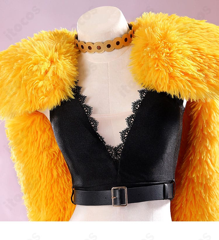 トップスの装飾ディテール拡大。フェイクレザーの縁取りとステッチの仕上がりが見えるディテール画像。