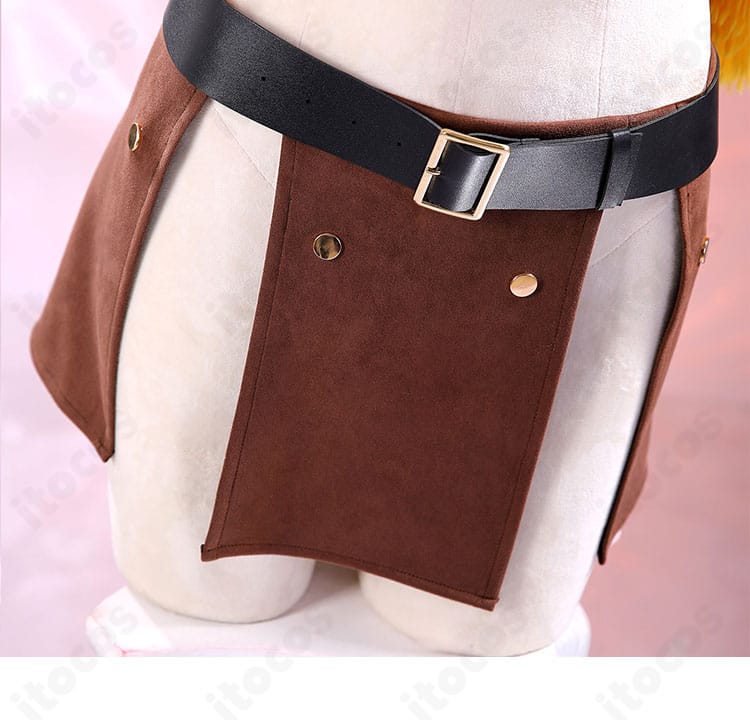 スカートの装飾とベルトの留め具を写した下衣ディテール。ハリ感とドレープ感を確認できる画像。