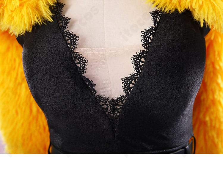 トップスの襟元装飾ディテール。長毛ファーの毛並みと装飾の配置バランスを示す拡大画像。