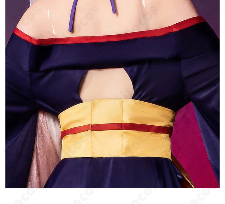 コルセットベルト装飾のアップ。金具とステッチで引き締まったデザイン