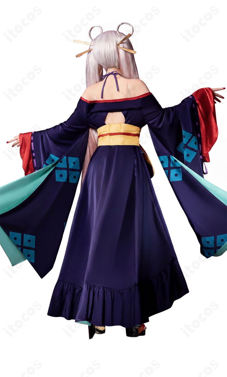 コスプレ衣装の背面全体。背面装飾とスカートの広がりを確認できる