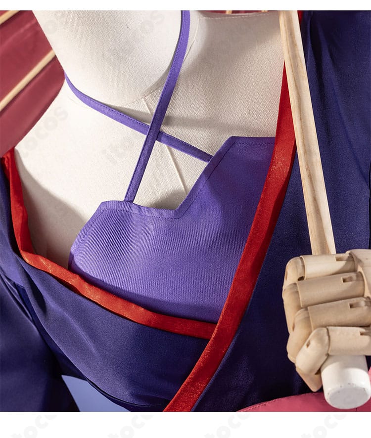 襟元装飾のアップ。ネックラインのレースやアクセントパーツの質感