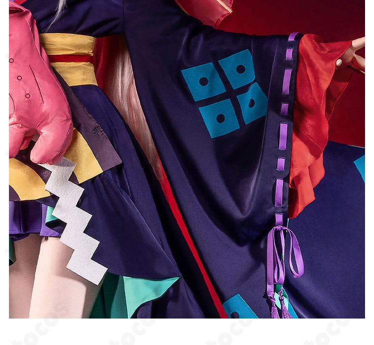 袖口装飾のアップ。カフスのデザインとレースの重なりを確認