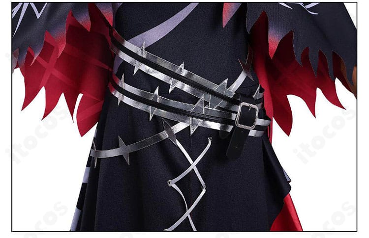 ウエスト周りの装飾詳細。ベルトと腰飾りの重なりで立体的なシルエットを演出