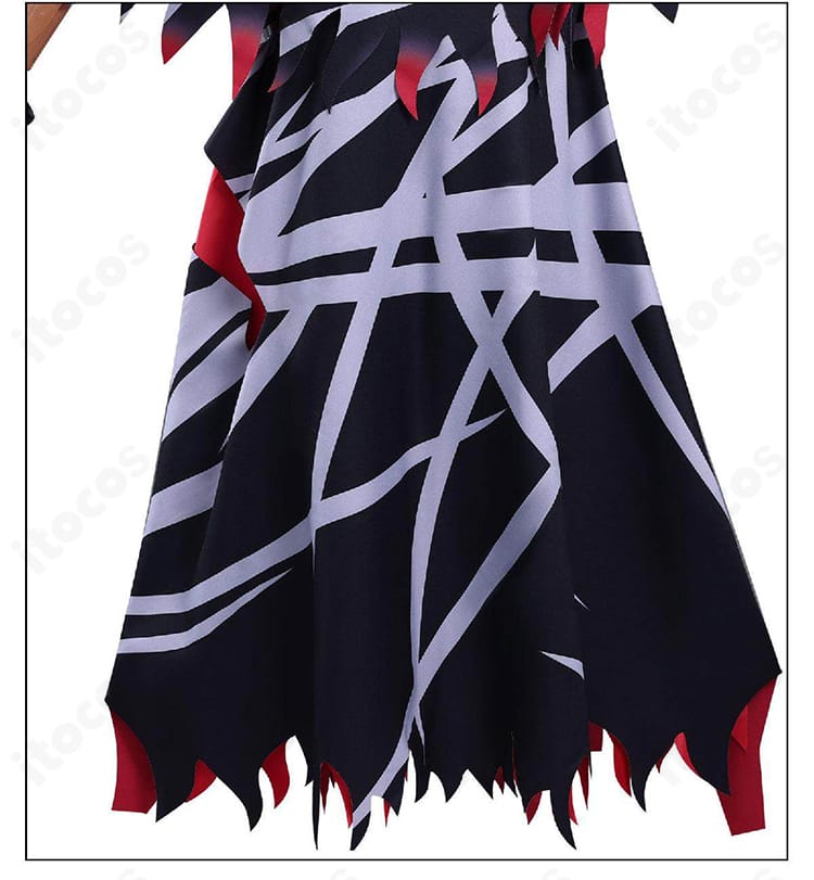 裾飾りのクローズアップ。サテンの光沢と装飾パーツの配置が際立つ