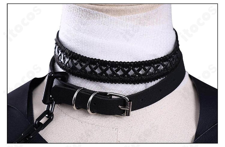 首飾り・チョーカーのクローズアップ。中心パーツとストラップの質感が際立つ