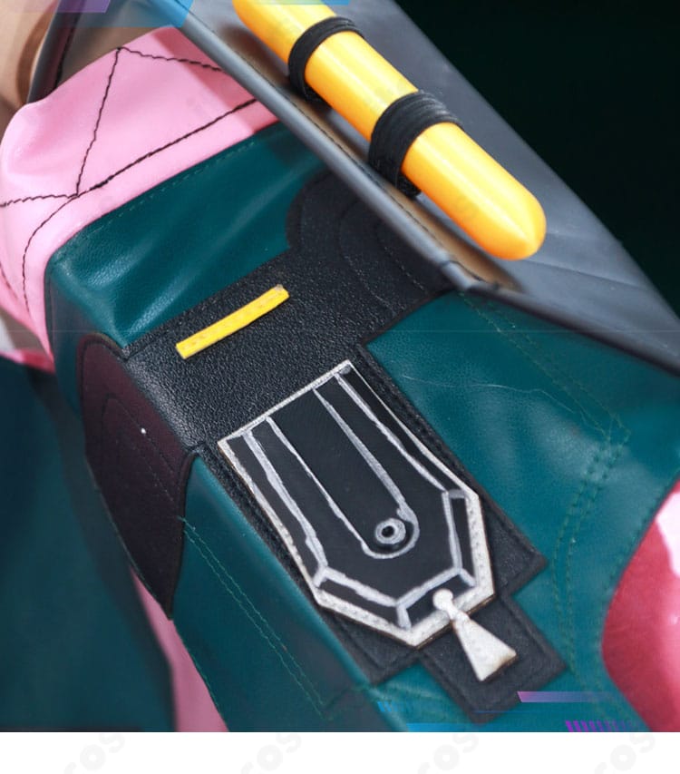 右袖の装飾ラインとパネル配置。左右での意匠差が分かる。