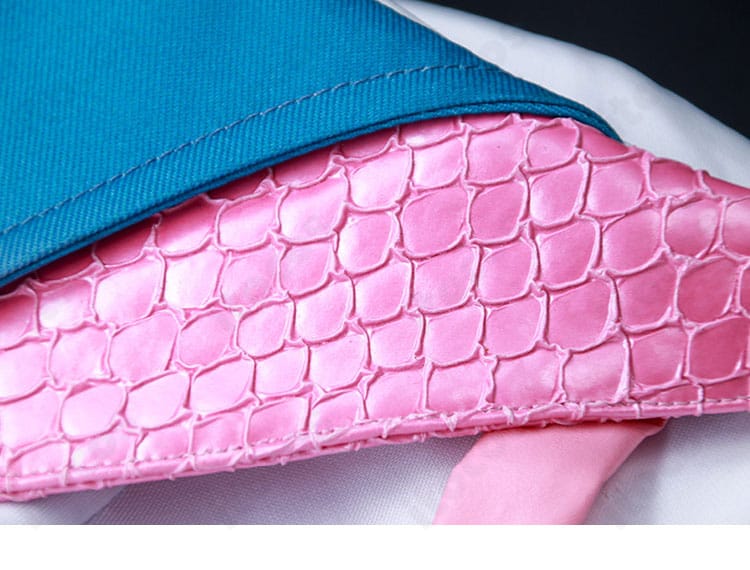 ズボンのウエスト周り。ベルトループと前留めの仕様が分かる近接図。