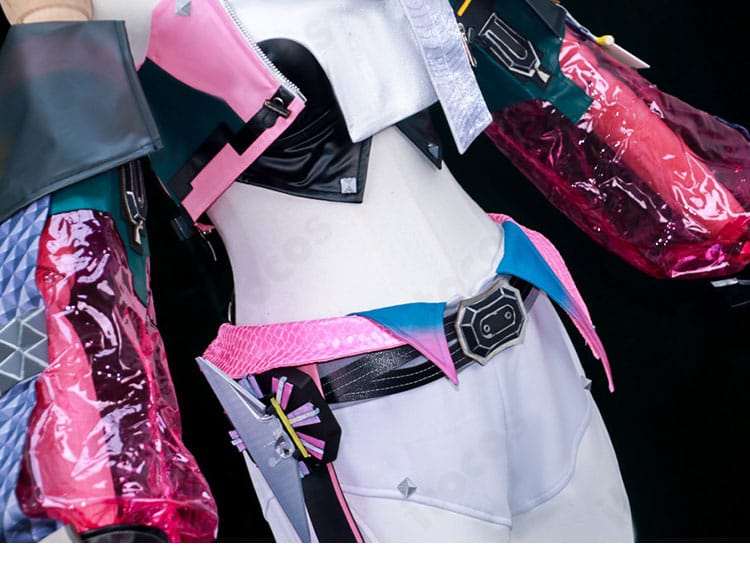 腰飾りとベルト周りの構成。固定ポイントと揺れ感のバランスが分かる。