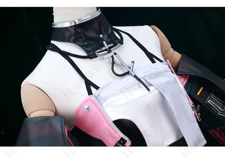 襟元とチョーカー周りの装飾。金具・留め具の配置と質感を強調。