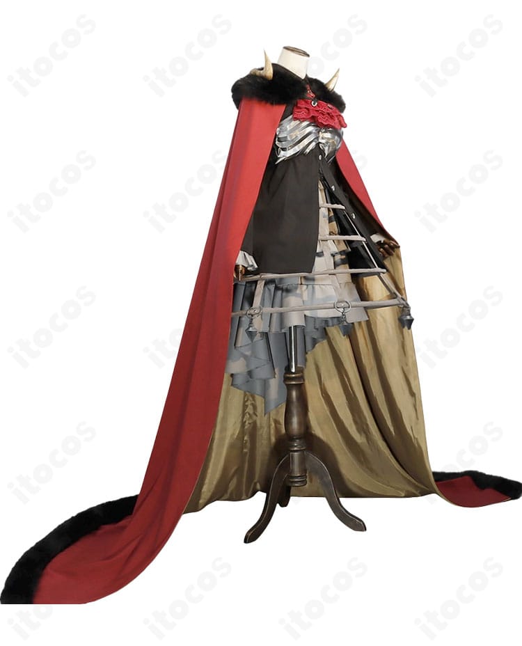 井芹仁菜RPG風コスプレ衣装の側面。マントの落ち感と裾のライン、レイヤー構成