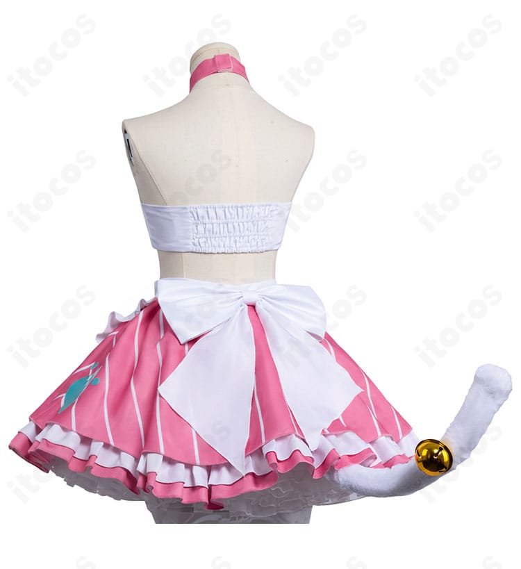 背面ディテールの接写。大きな背部蝶結びとウエスト周りの構造が分かる画像。