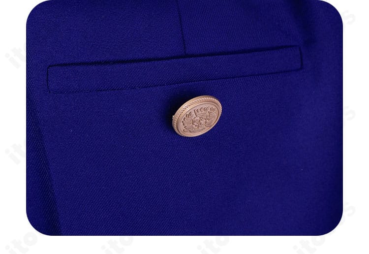 天馬司 衣装のボタンディテール。表面の光沢と留め付けの縫製が見える接写。