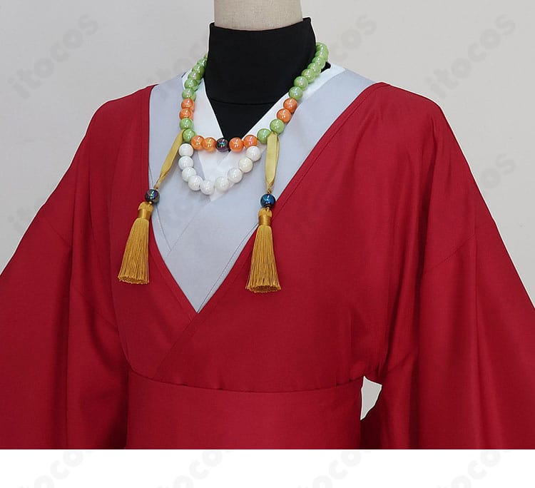 衣襟と前合わせの装飾ディテール。はだけにくい設計と端正な和装ライン