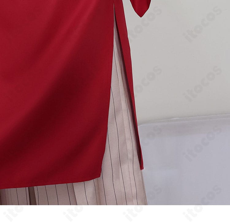 裾(衣摆)の装飾ディテール。羽織の縁取りとステッチワークの近接写真