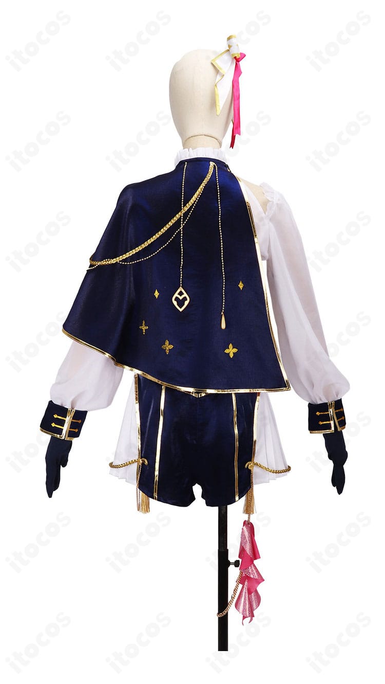 倉持めると Idios共通衣装コスプレの背面全身。マントの落ち感と背面ディテールが分かる画像