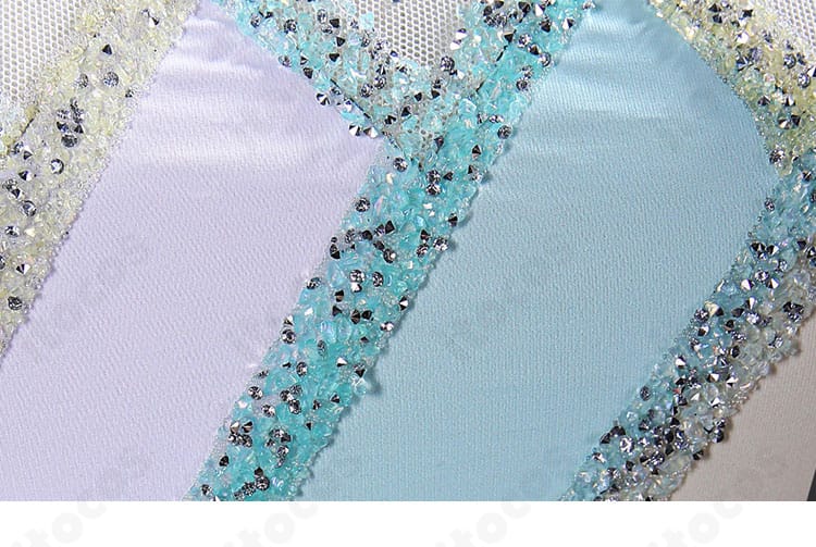 前身頃の胸元〜衣襟の装飾アップ。ラメの密度と配列、縫い目の整いを示す。