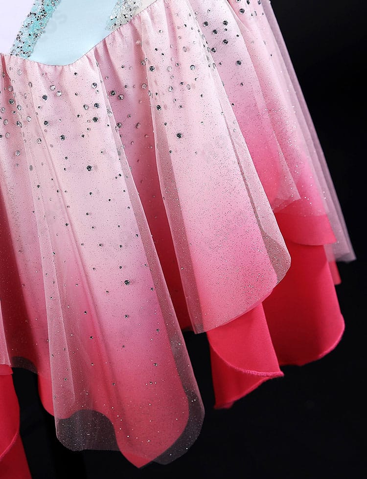 裾のチュール多層構造の接写。回転時に映えるフレア量と端処理を確認。