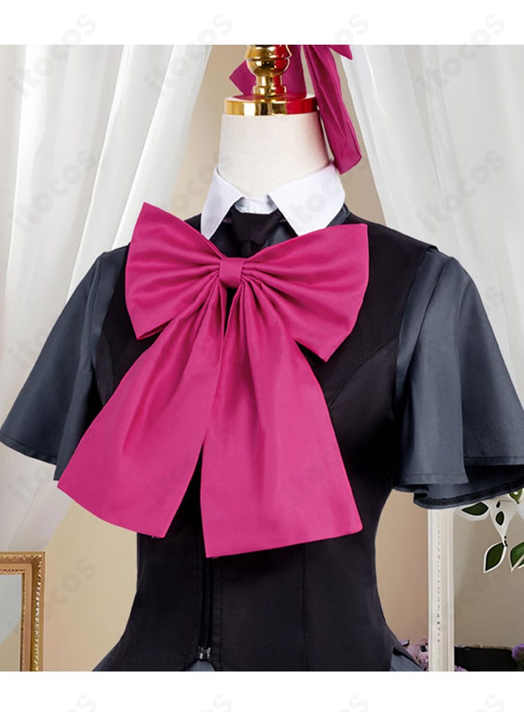 胸元蝶結びリボンのディテール。結び目の形状と発色、質感が分かる近接カット