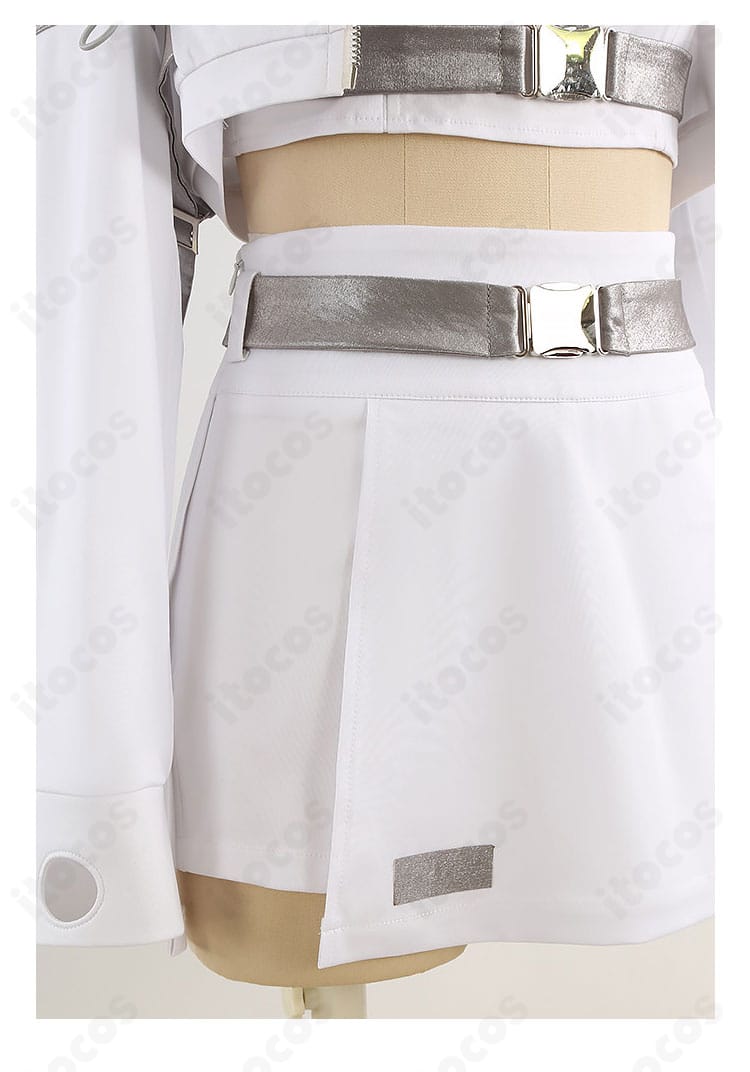 スカート風ショートパンツとベルト装飾のディテール