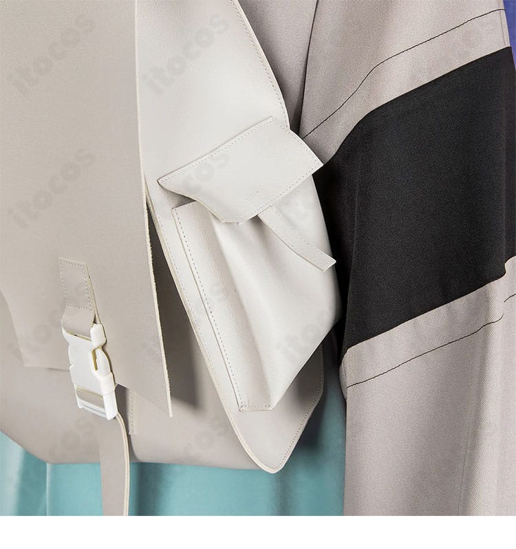 バックパックの背負い部・背面装飾の詳細。ベルト調整部と背当ての形状が分かる画像。