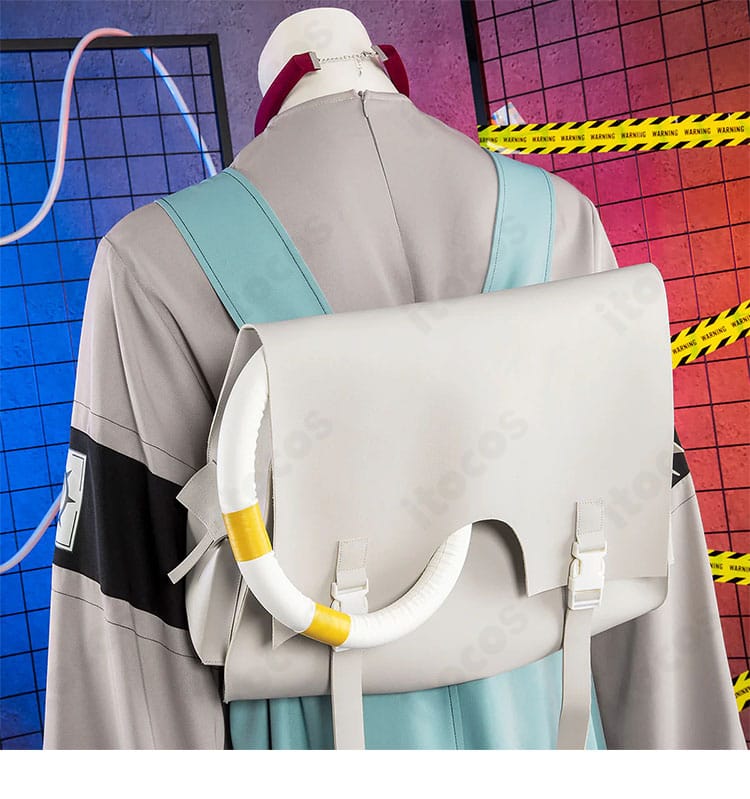 背面装飾のクローズアップ。ストラップの取り回しや留め具の配置を示す写真。