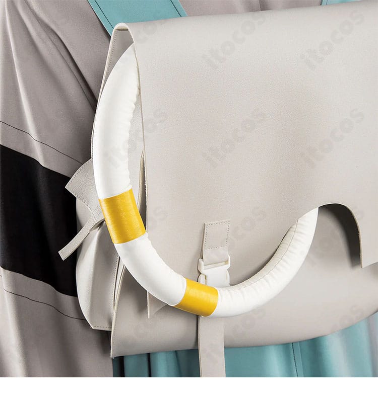 付属リュックのディテール。軽量構造とフロントポケットのデザインを示す接写。