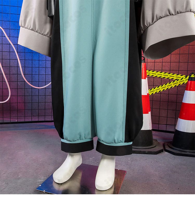 パンツ裾の装飾ディテール。直線的なラインとシルエット維持の設計が分かる画像。