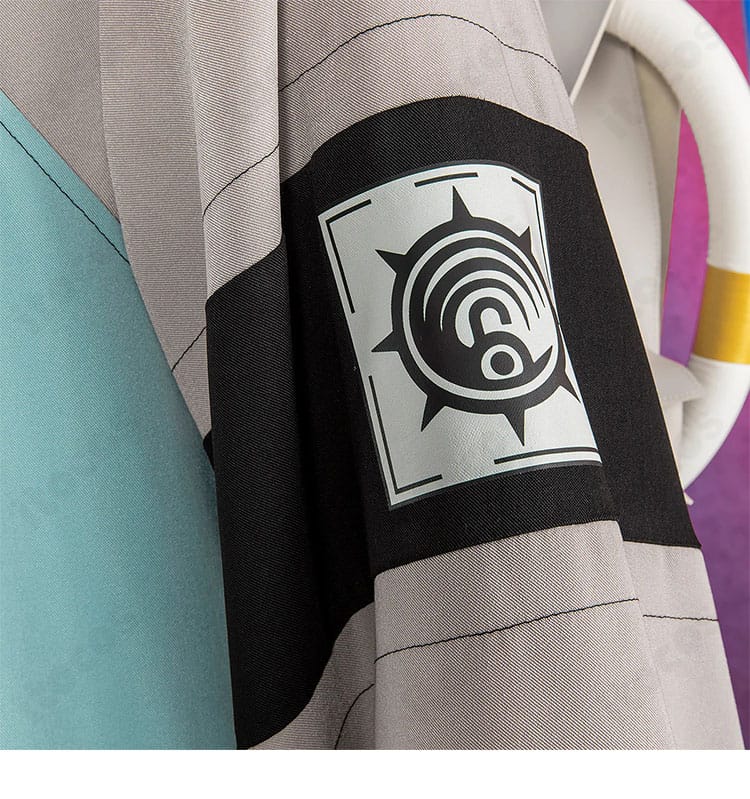 腕章風の装飾パーツ接写。エッジの効いた意匠でキャラクター性を強調。