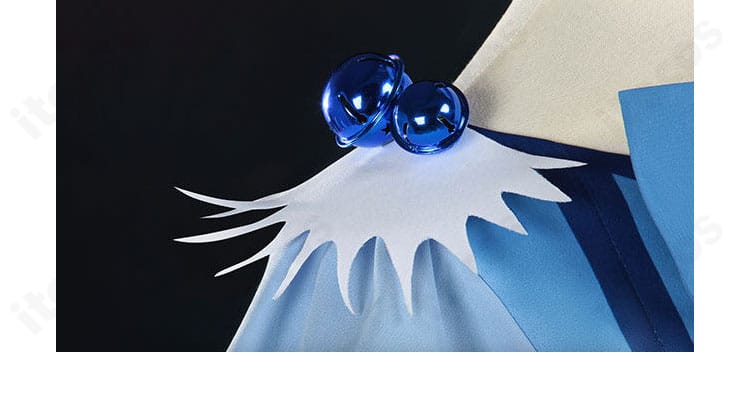 肩飾りのディテール。立体的なパーツ配置と縫製ラインが分かるクローズアップ