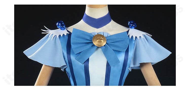 襟元の装飾ディテール。首飾りと襟の形状、ステッチの仕上がりが分かるクローズアップ