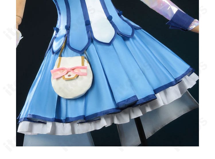 スカート裾の装飾ディテール。フレアのハリ感と縁取りのデザインを示す拡大写真