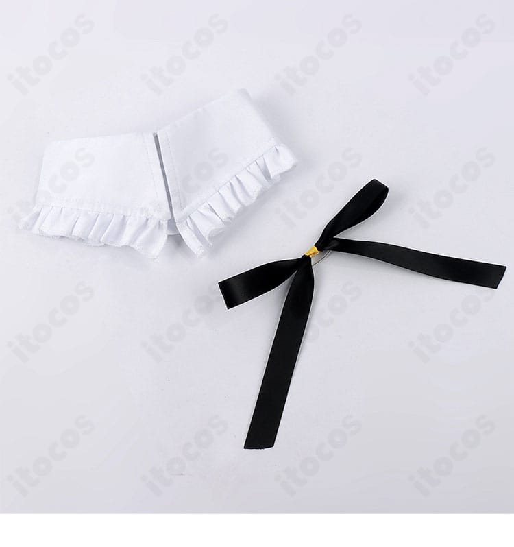 首元アクセサリー（つけ襟・リボン）のアップ。留め具が見える