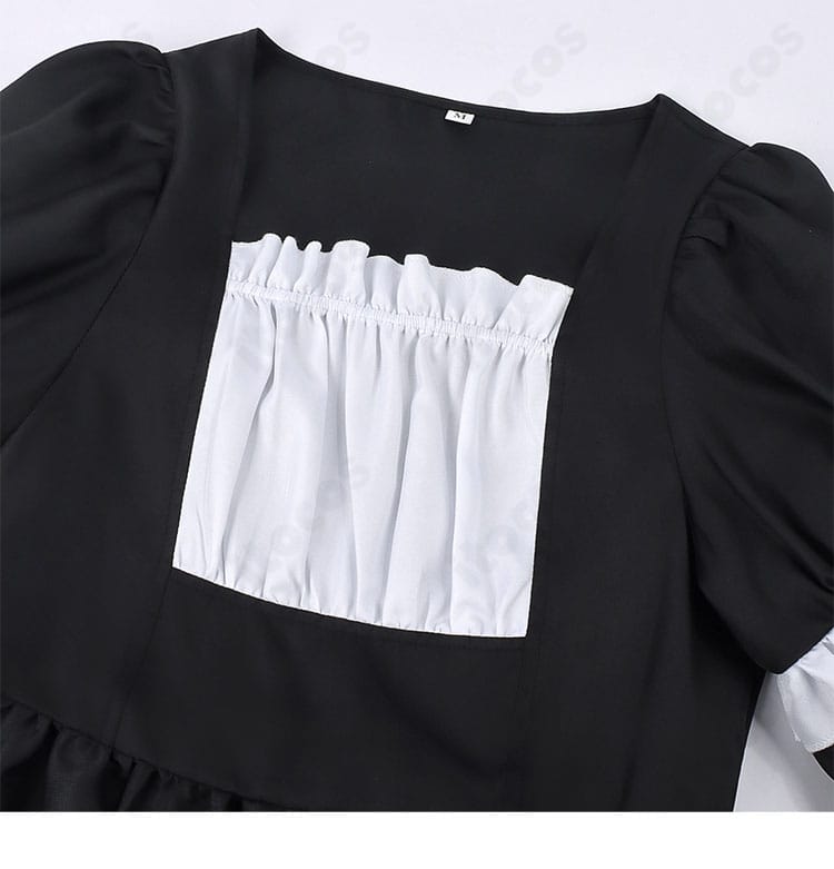 つけ襟と胸元リボンのアップ。上品な装飾ディテール