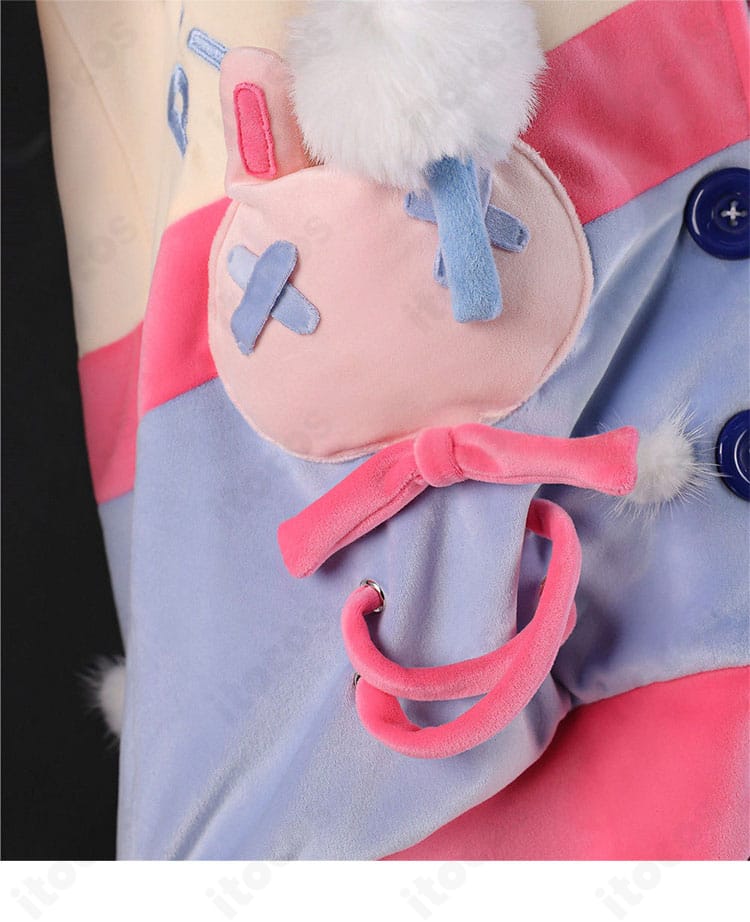 コートの胸部装飾とエンブレム風パーツの詳細