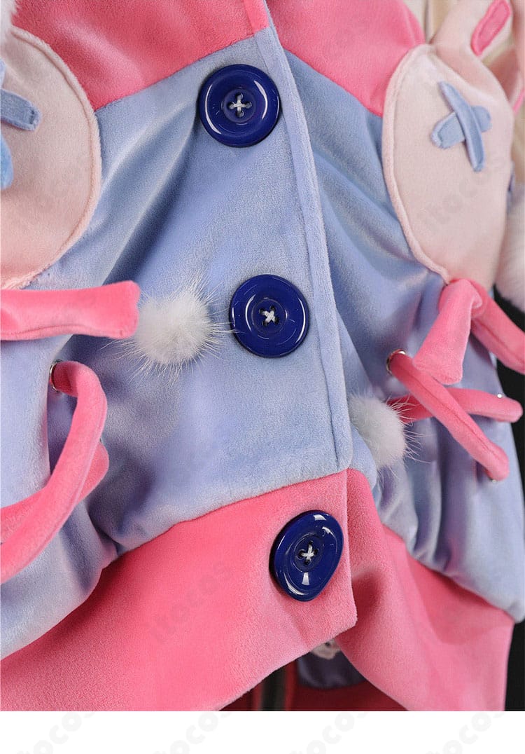 前立てのボタン装飾と縫製ステッチの拡大