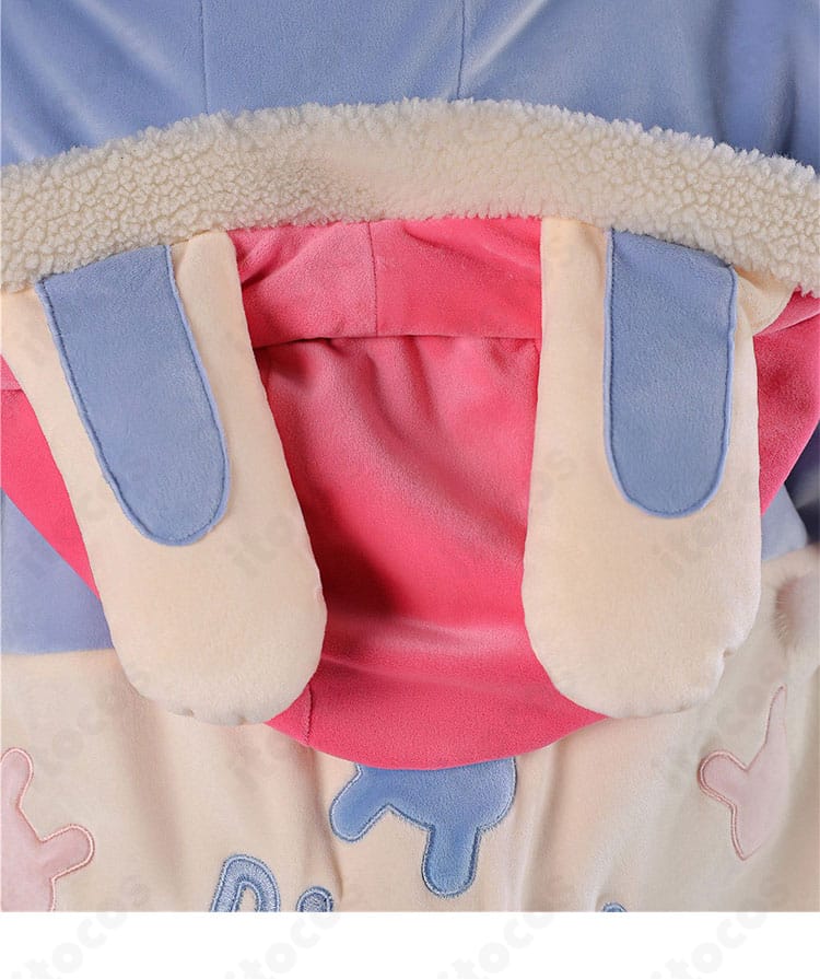 フード飾りの形状とトリムの質感