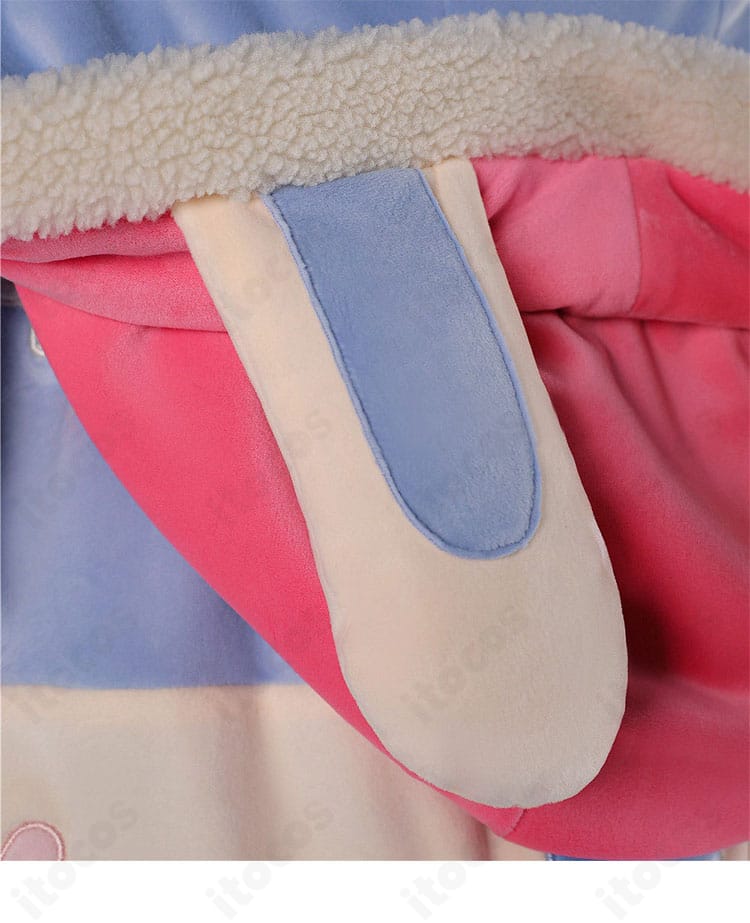 フード周りの装飾とファーのボリューム