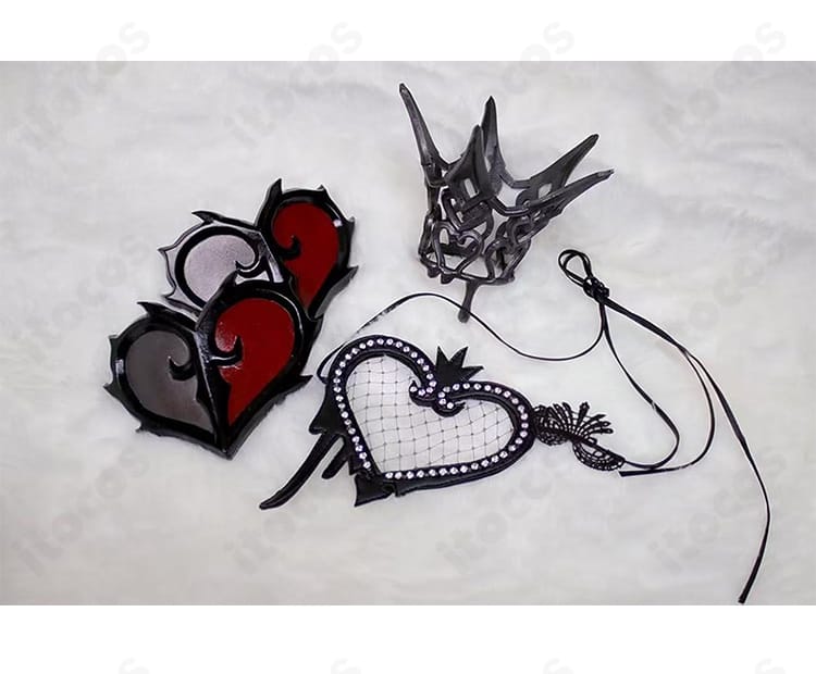 リドル・ローズハート オーバーブロット衣装の装飾ディテール。胸元の飾り、ベルト、王冠風パーツの固定仕様と質感が分かる接写。