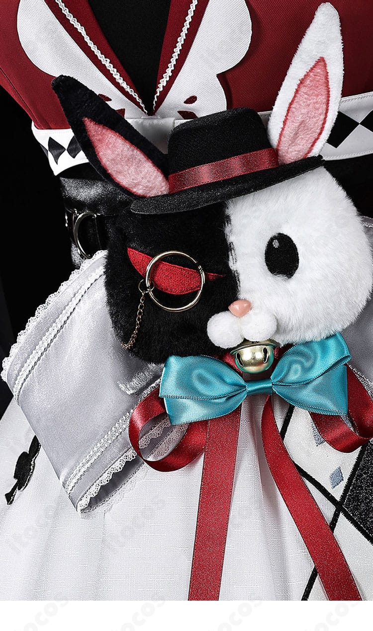 コルセットベルトと腰飾りのディテール。固定方式と装飾の質感がわかる近接写真。