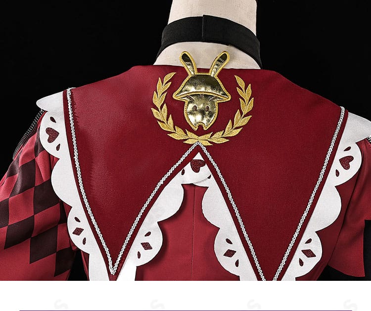 背面の披肩・肩飾りディテール。ケープの形状と取り付け位置を示す近接写真。