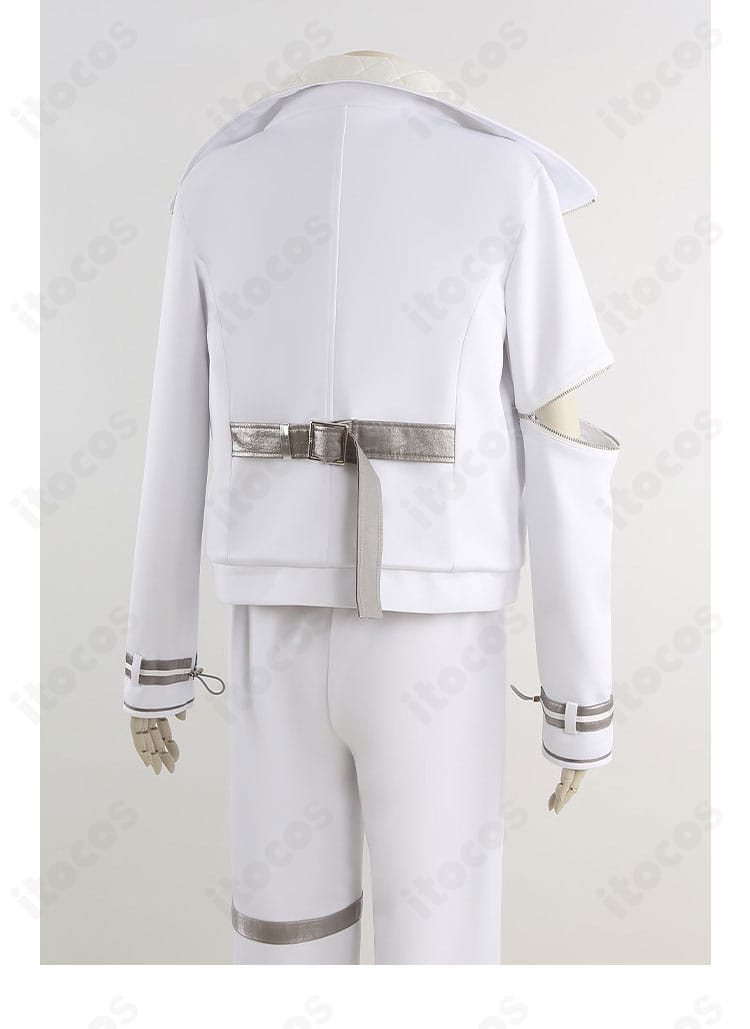 ジャケット背面の装飾とベント周りの仕立てを示す近接画像