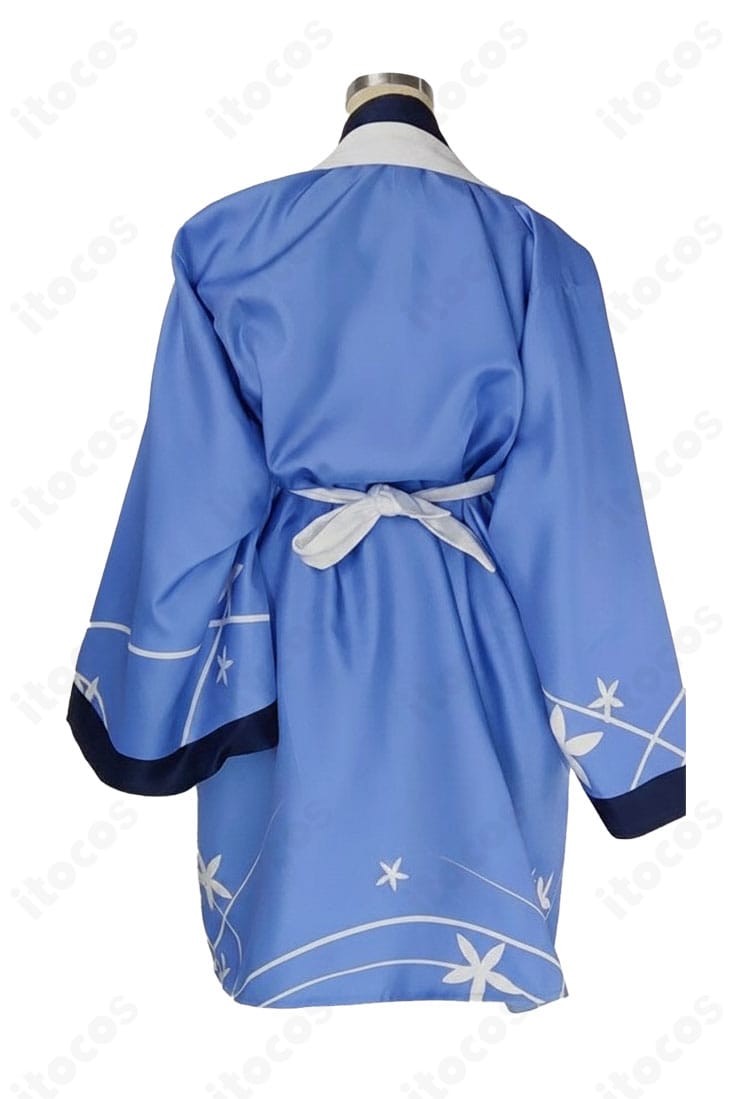 不破レンゲ 修行部制服の背面。羽織の背中ライン、帯の結びとベルトの配置、スカート後ろのプリーツ保持を確認できる。