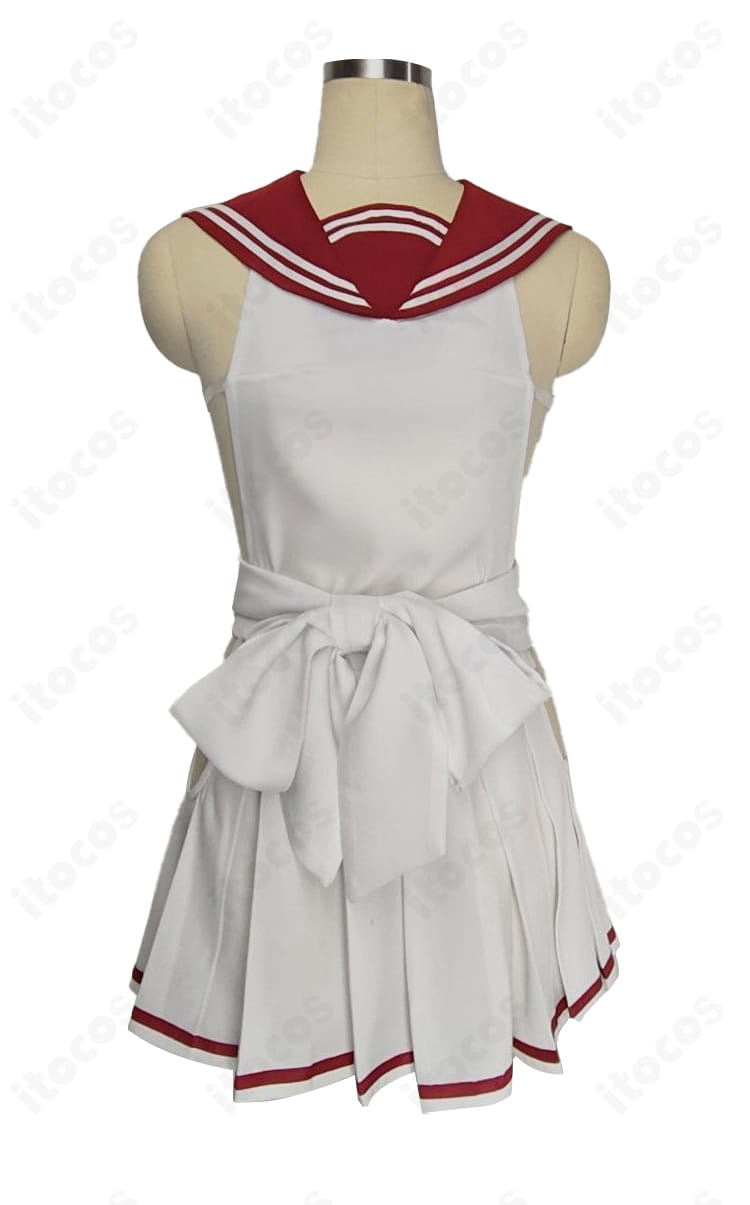 プリーツスカート背面ディテール。後ろ中心の処理、プリーツの戻り、シワの出にくさを確認できる接写。