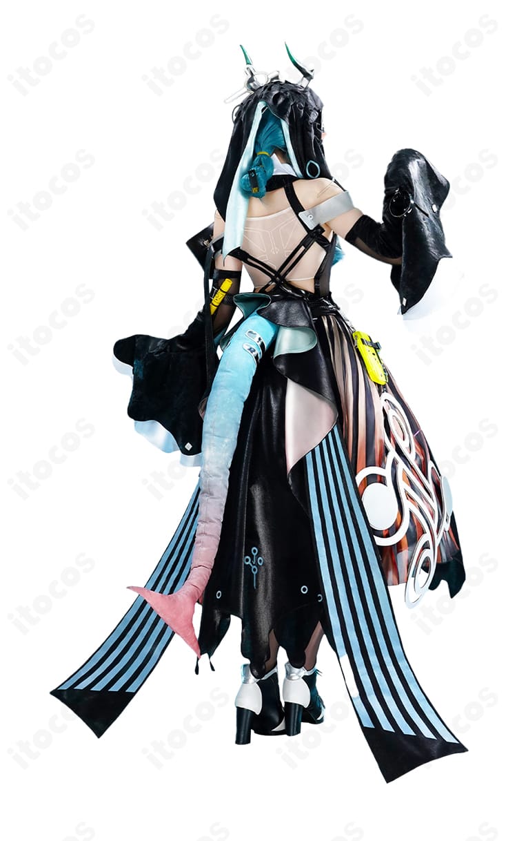 ザイヒ衣装の背面全体。背面のスカートラインと装飾配置を確認できる画像。