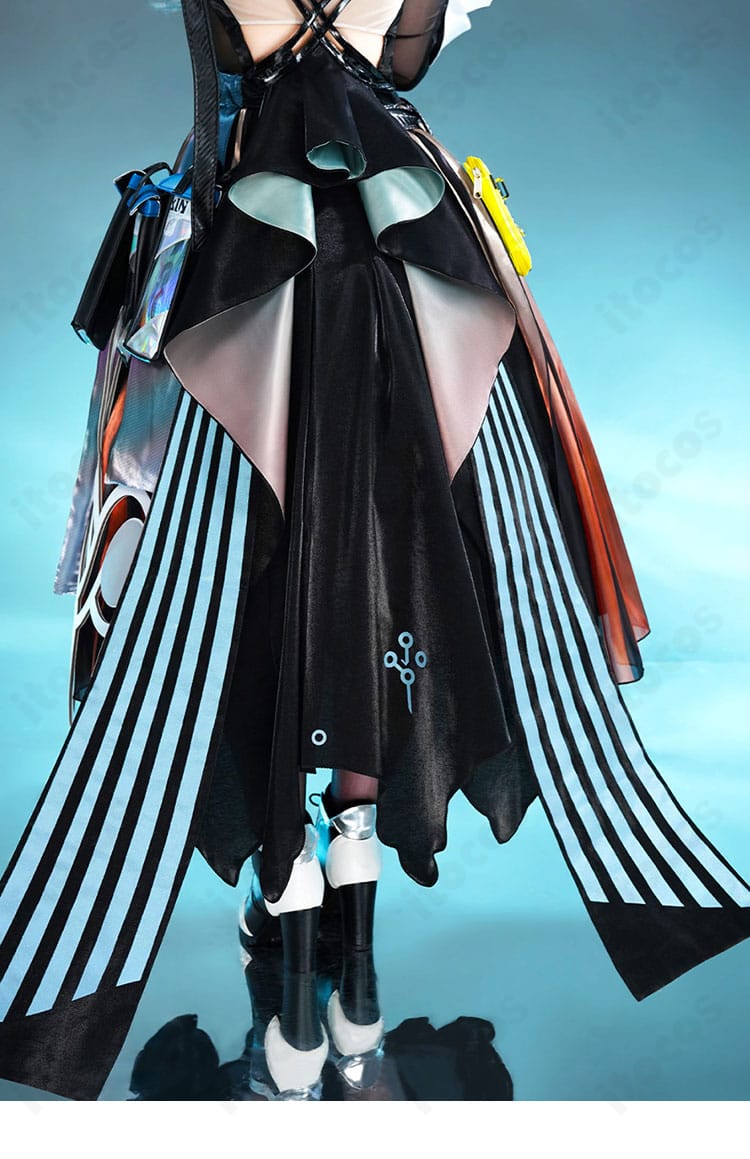 背面スカート飾りのディテール。レイヤー構成と落ち感のバランスを強調。